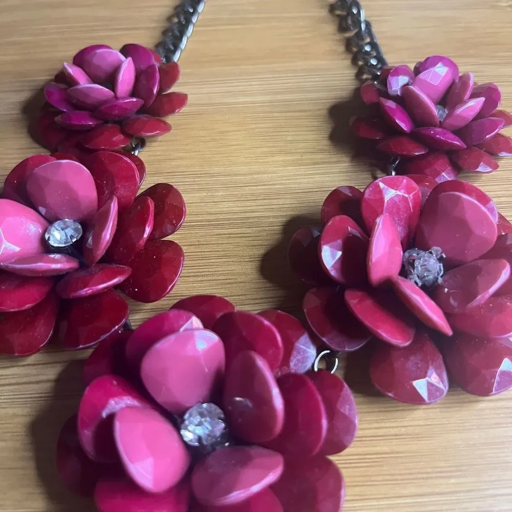 Chic Floral Necklace with Pink Rhinestone Flower Blooms